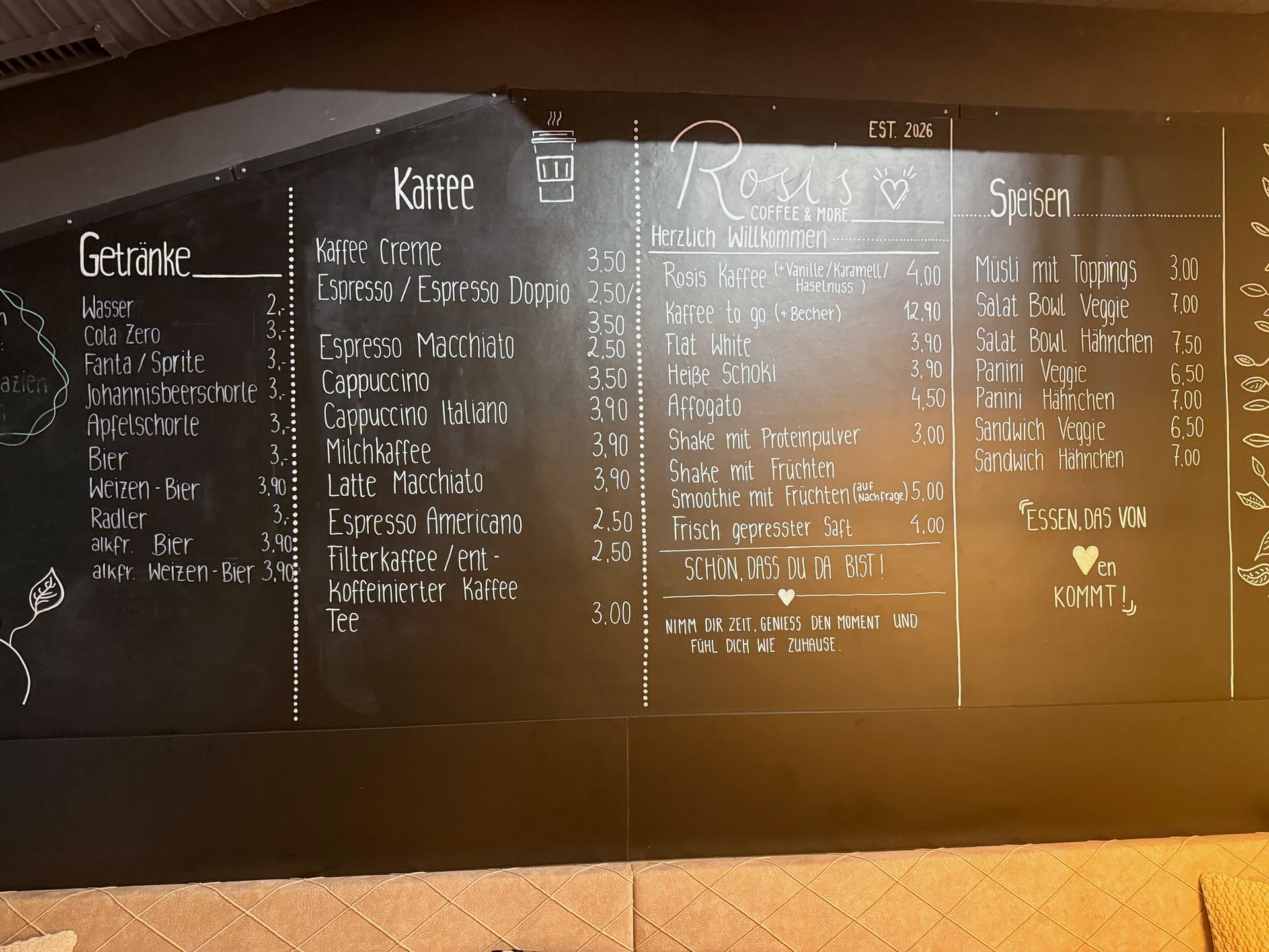 Kreidetafel mit der Karte von Rosi's Coffee & More